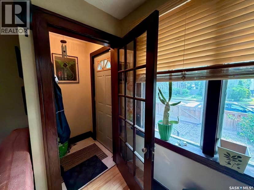2341 Elphinstone Street — photo 3 of 27