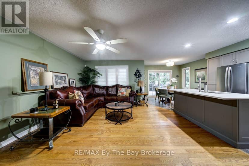 22 Downer Crescent — photo 11 of 40