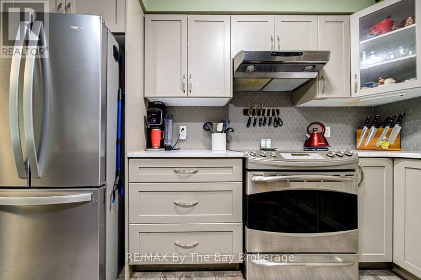 22 Downer Crescent — photo 14 of 40