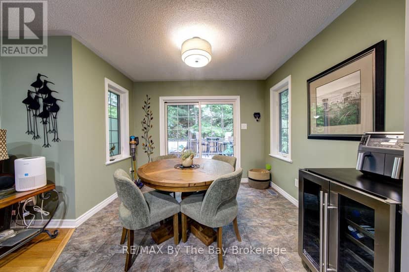 22 Downer Crescent — photo 16 of 40
