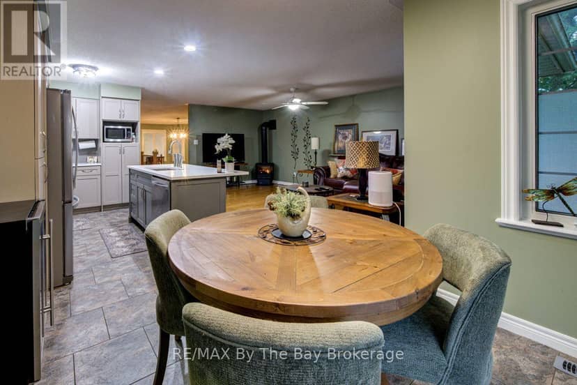 22 Downer Crescent — photo 17 of 40