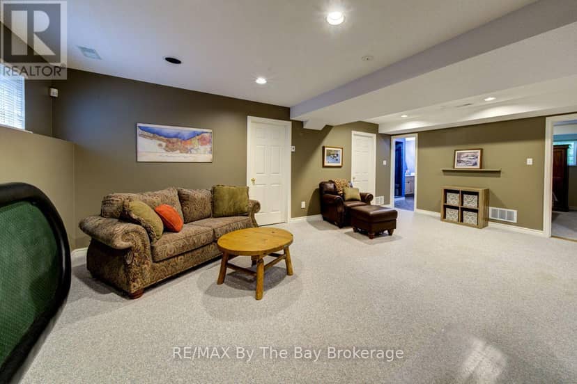 22 Downer Crescent — photo 30 of 40