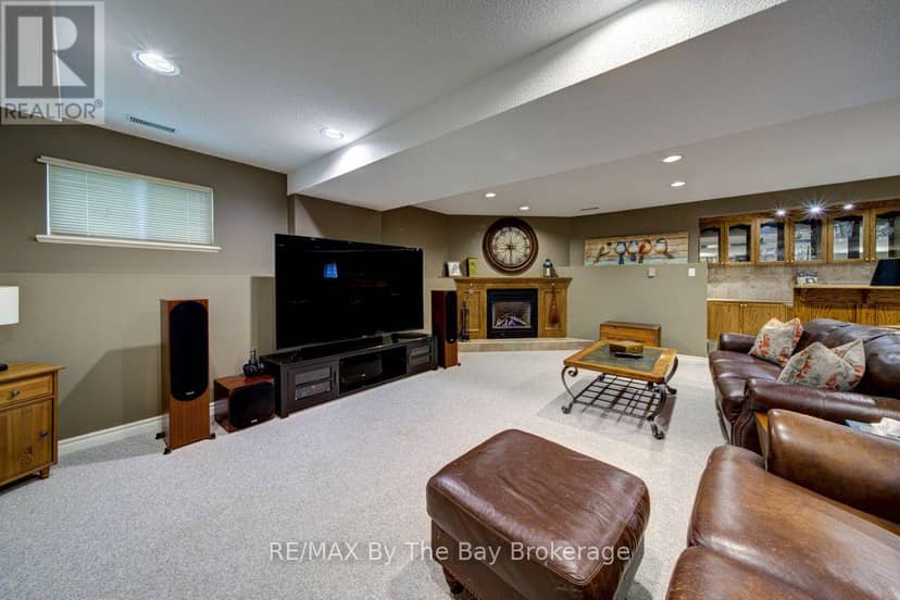 22 Downer Crescent — photo 33 of 40