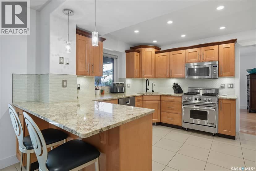 34 Leslie PLACE — photo 8 of 40
