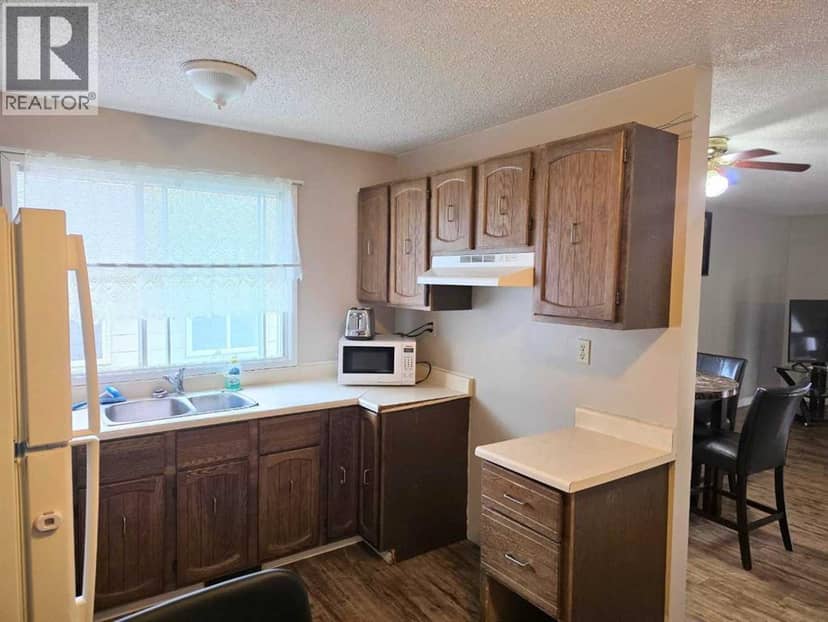 709 Hammond Drive S, Fox Creek, photo 5