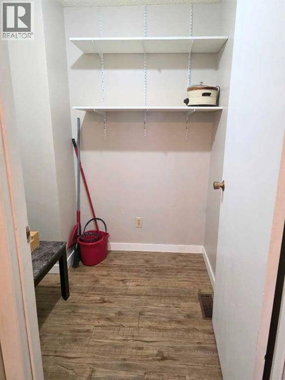 709 Hammond Drive S, Fox Creek, photo 4