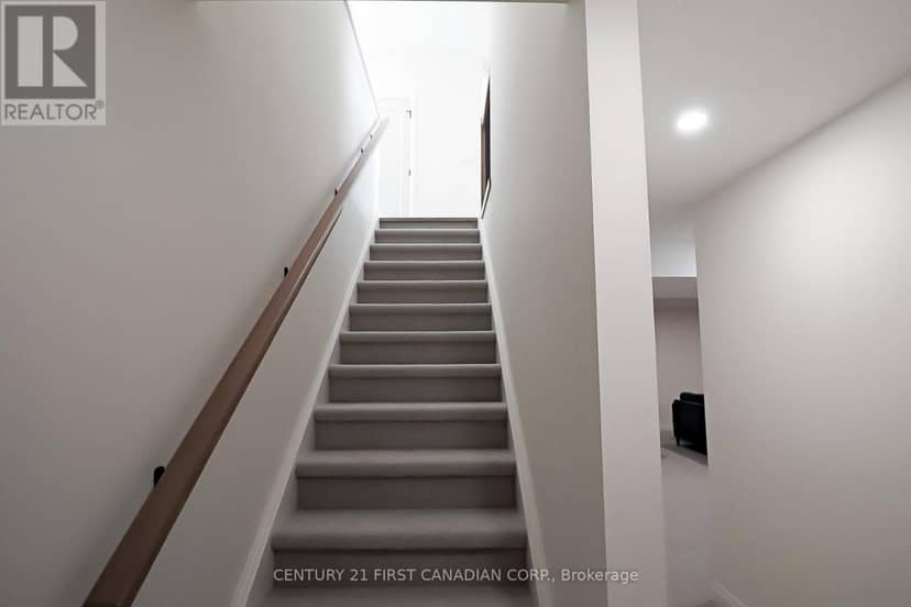 11 - 32 Postma Crescent — photo 32 of 40