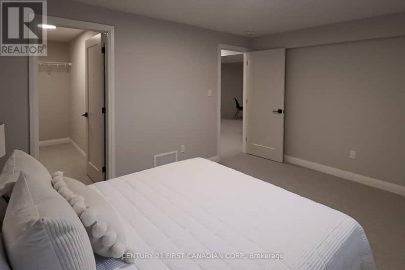 11 - 32 Postma Crescent — photo 37 of 40