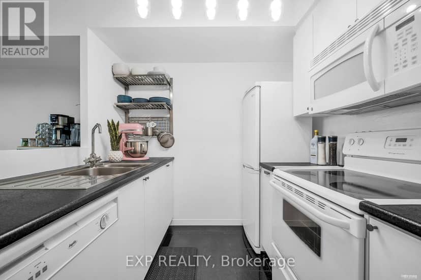 1016 - 8 Lee Centre Drive N — photo 15 of 33