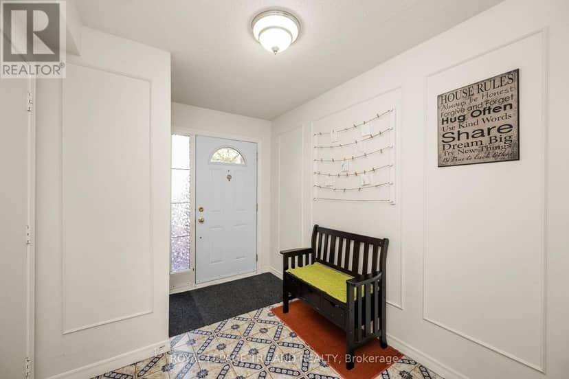 14 - 300 Sandringham Crescent, London South, photo 5
