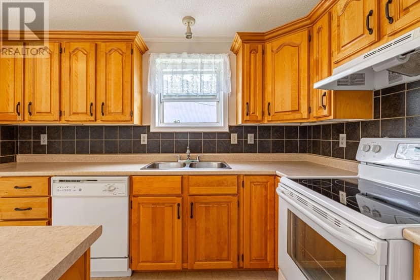 27 PERRY Lane — photo 9 of 21