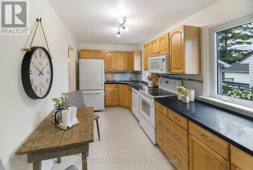 558 Burnham Street — photo 5 of 36