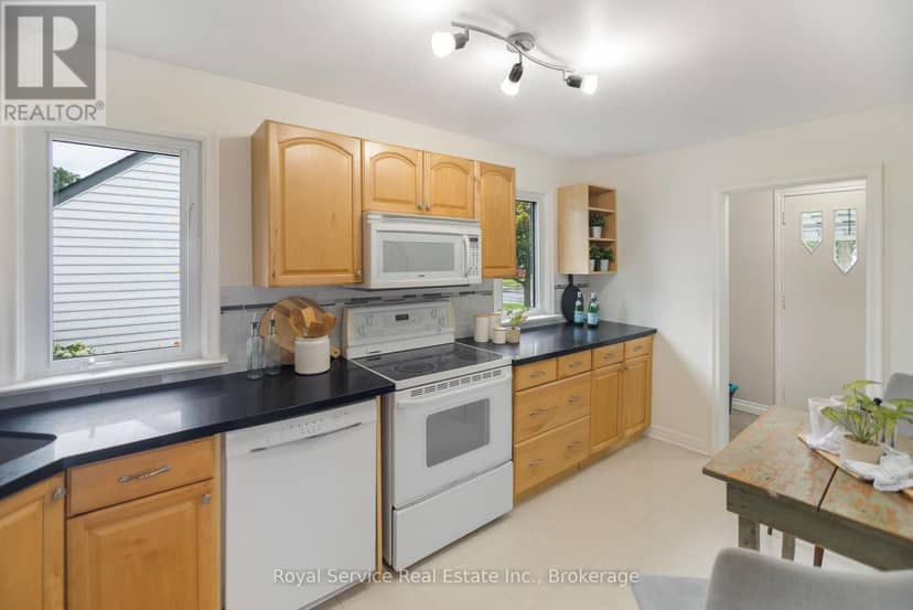 558 Burnham Street — photo 6 of 36