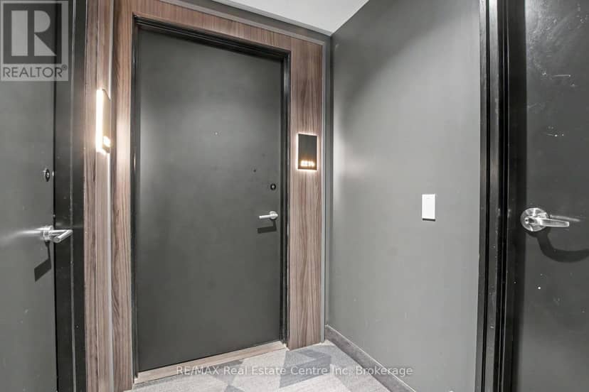 2214 - 15 Wellington Street — photo 12 of 35