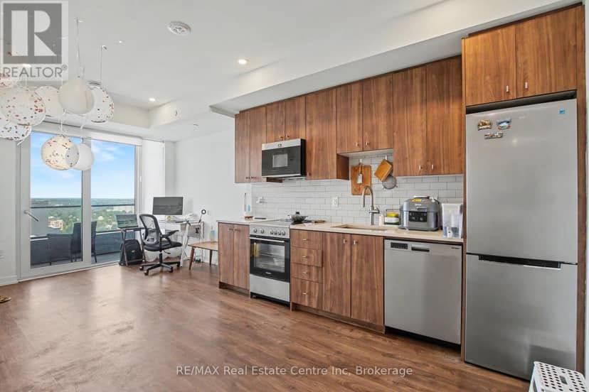 2214 - 15 Wellington Street — photo 14 of 35