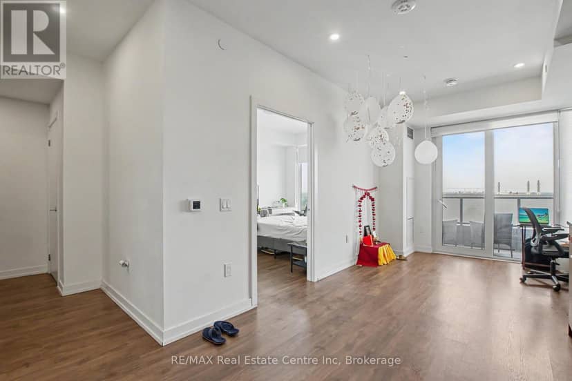 2214 - 15 Wellington Street — photo 15 of 35