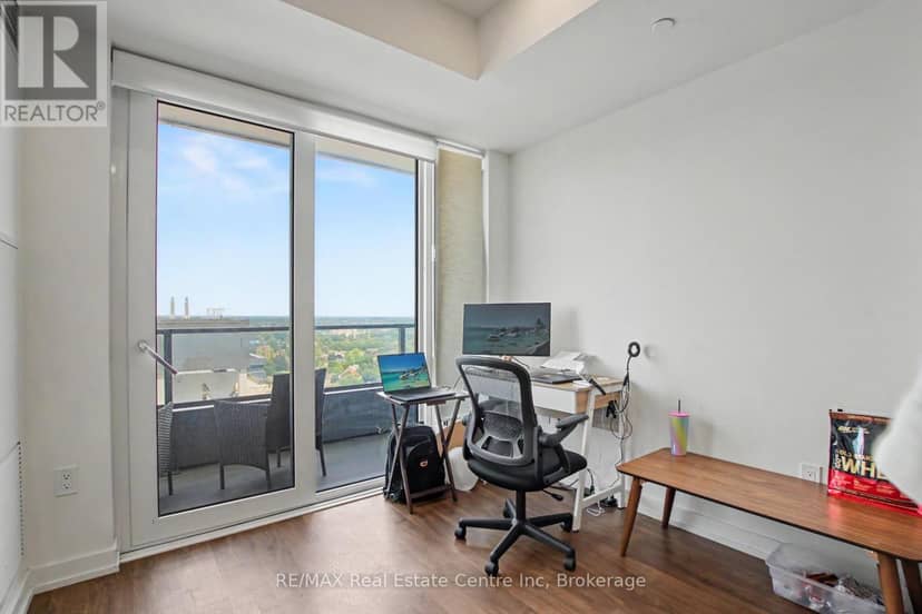 2214 - 15 Wellington Street — photo 17 of 35