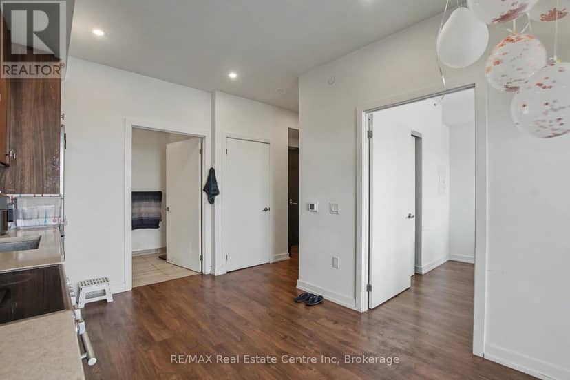 2214 - 15 Wellington Street — photo 18 of 35