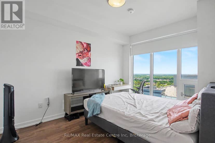 2214 - 15 Wellington Street — photo 19 of 35