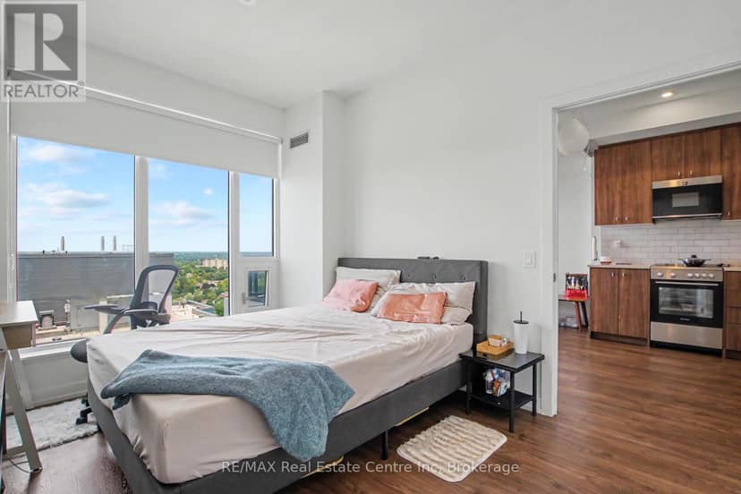 2214 - 15 Wellington Street — photo 20 of 35