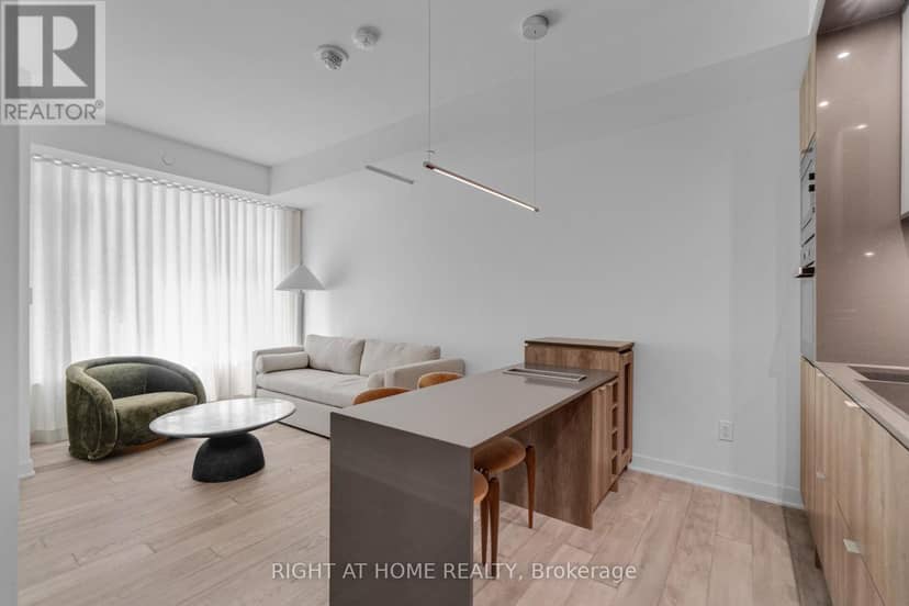 2113 - 11 Yorkville Avenue — photo 10 of 37
