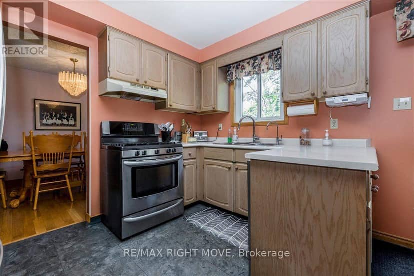 55 Laurentian Lane — photo 8 of 33