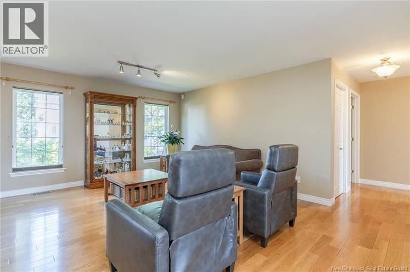 11 Weymond Crescent — photo 11 of 40