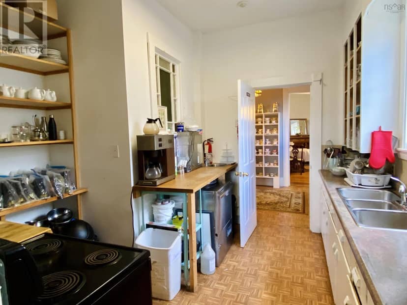 548 St George Street — photo 36 of 40
