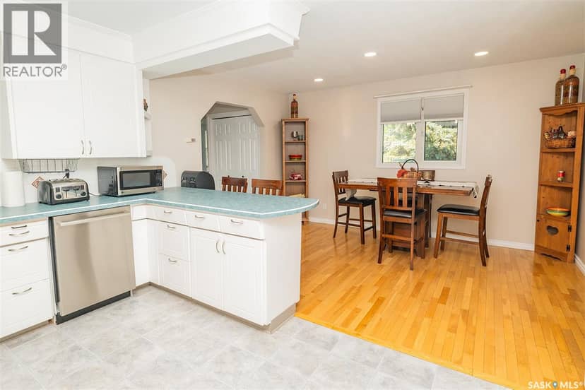 302 7th STREET E — photo 8 of 40