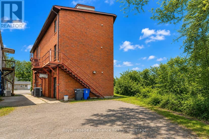 108 Russel Street — photo 9 of 10