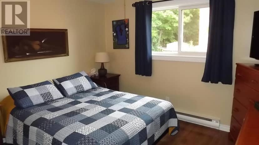 31 Mississauga AVE — photo 10 of 34