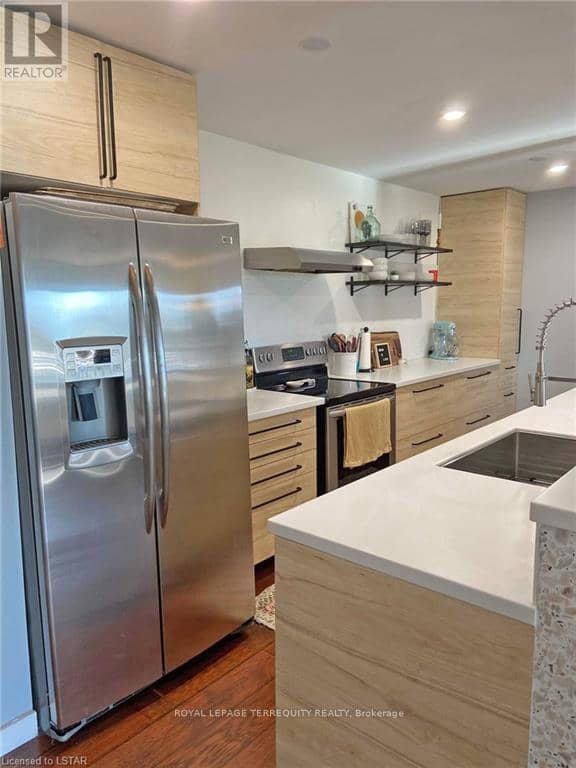 325 - 2230 Trafalgar Street — photo 10 of 15