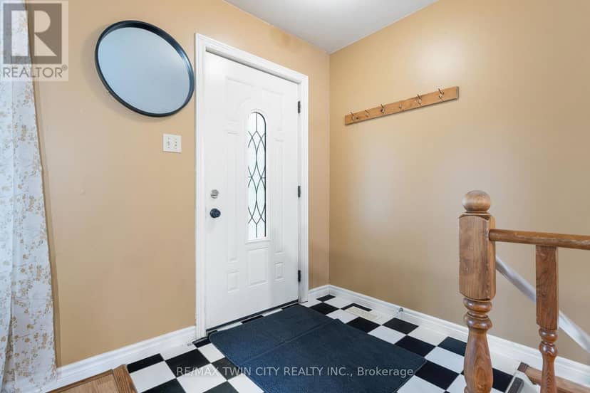 25 Saunby Street — photo 4 of 40