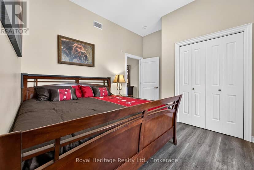 204 - 25 King Street — photo 15 of 40