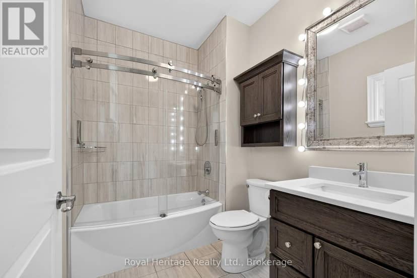 204 - 25 King Street — photo 16 of 40