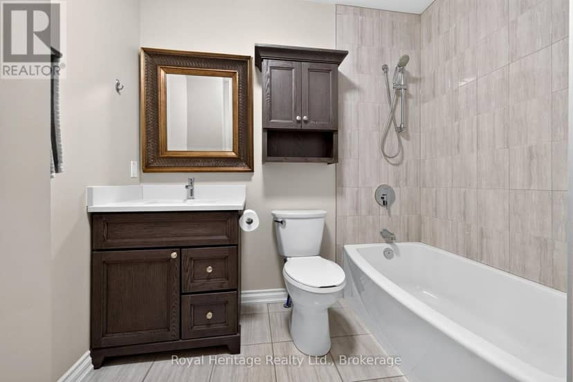 204 - 25 King Street — photo 19 of 40