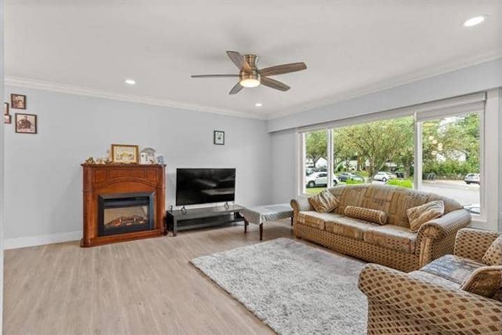 15077 86B AVENUE, Surrey, photo 2