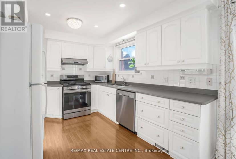 401 Elgin St Street E — photo 15 of 40