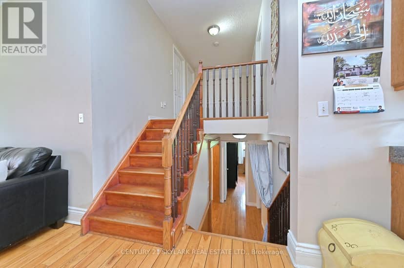 1922 Dalhousie Crescent — photo 16 of 40