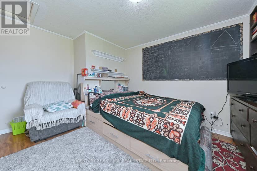 1922 Dalhousie Crescent — photo 21 of 40