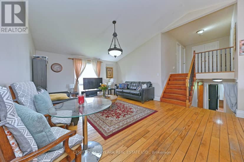 1922 Dalhousie Crescent — photo 7 of 40