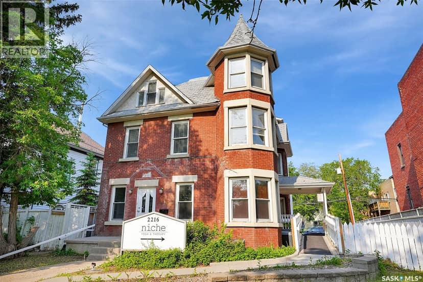 2216 Lorne STREET — photo 1 of 40