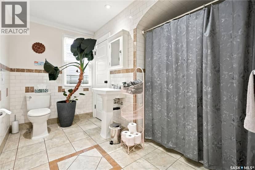 2216 Lorne STREET — photo 11 of 40