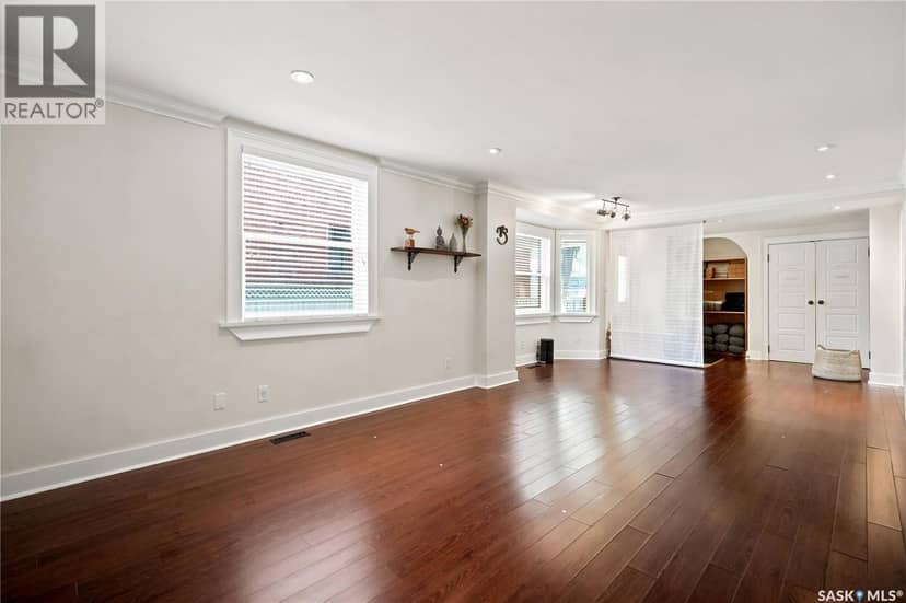 2216 Lorne STREET — photo 2 of 40