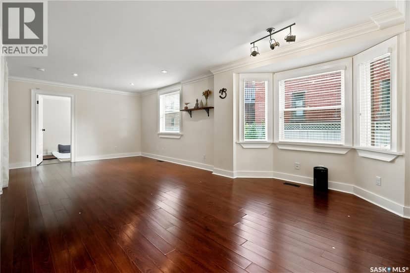 2216 Lorne STREET — photo 3 of 40