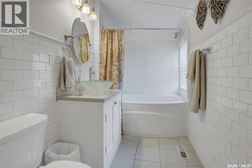 2216 Lorne STREET — photo 36 of 40