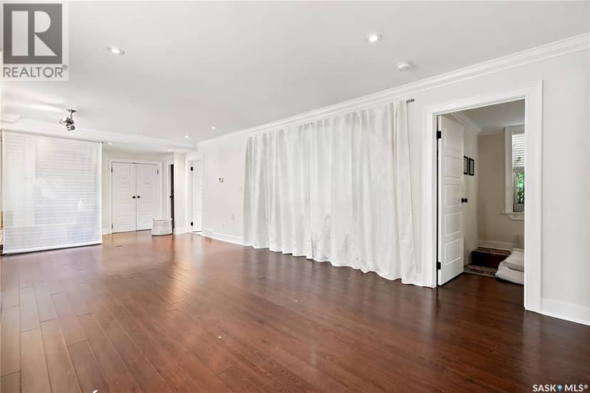 2216 Lorne STREET — photo 4 of 40