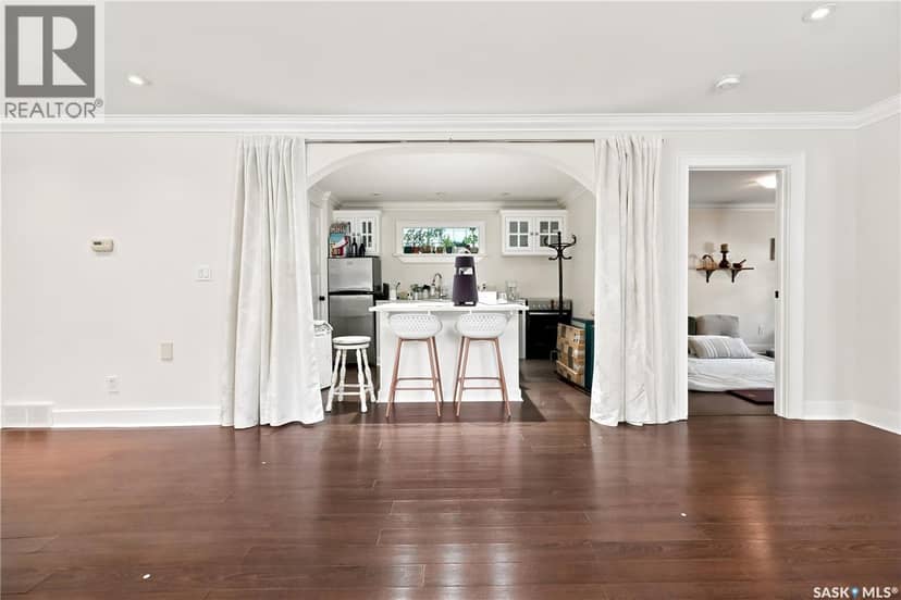 2216 Lorne STREET — photo 5 of 40