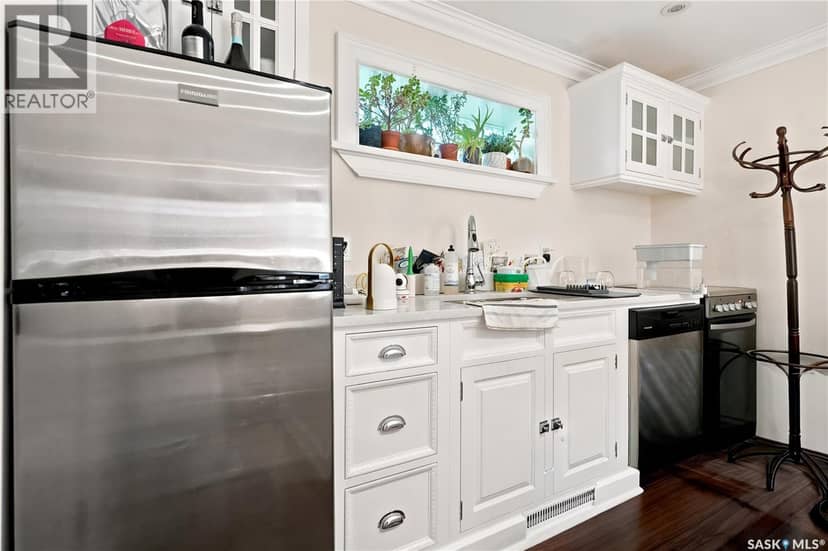 2216 Lorne STREET — photo 6 of 40