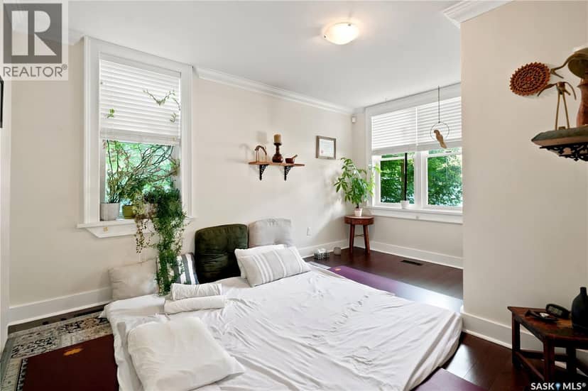 2216 Lorne STREET — photo 8 of 40